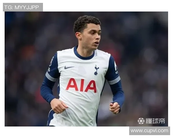 布伦南约翰逊加盟水晶宫引发球迷热议期待新赛季表现